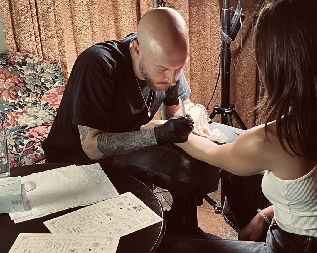 Matt Roe tattooing a guest at an event