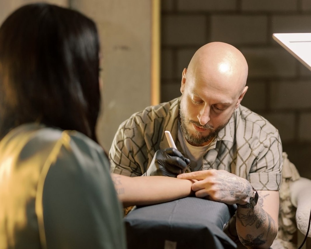 Matt Roe creating an event tattoo for a guest